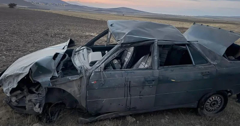 Lastiği patlayan otomobil karşı yoldan gelen cipe çarptı