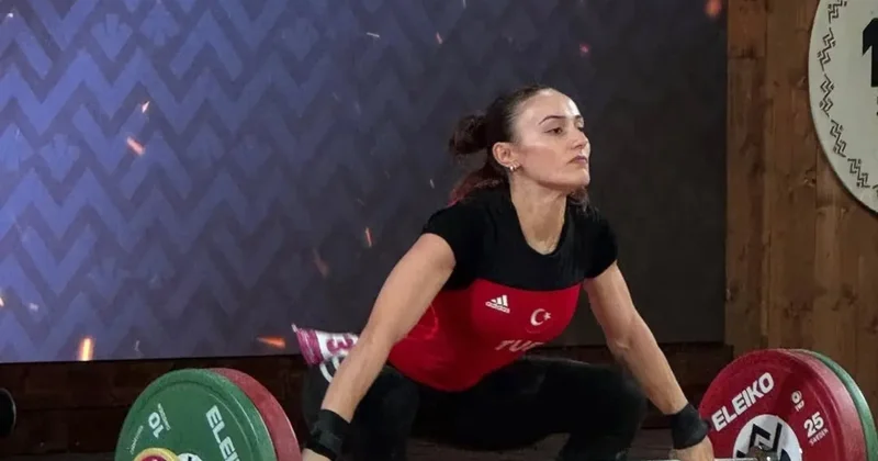 Milli halterci Cansel Özkan dan bronz madalya!