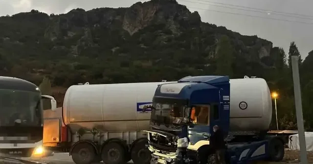 Burdur’da tır makasladı: Yol trafiğe kapandı Gündem Haberleri