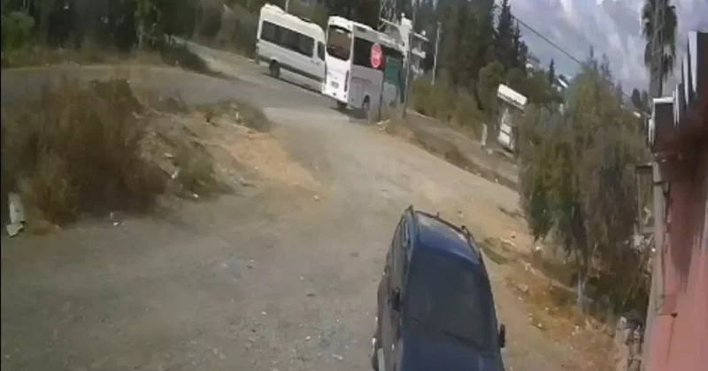 Okul servisiyle midibüs çarpıştı: 7 öğrenci yaralandı!