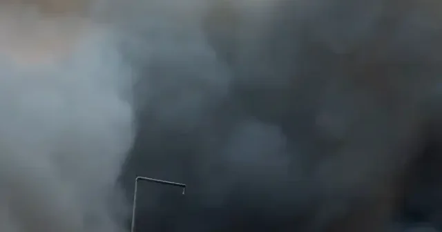 İzmir Bornova’da depoda korkutan yangın: Patlama sesleri paniğe neden oldu VİDEO İZLE