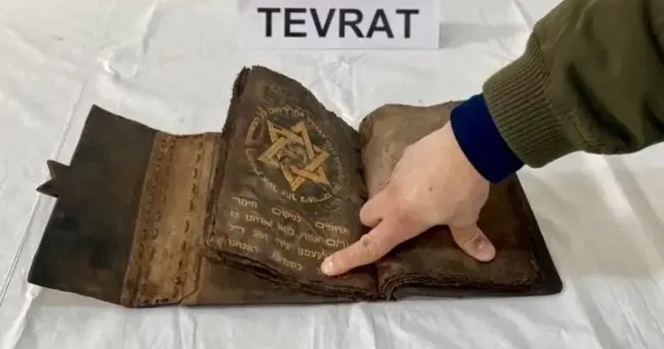 Yol kontrolünde ele geçirildi! 700 yıllık Tevrat bulundu