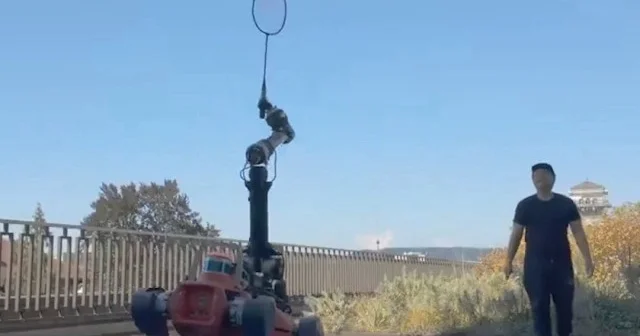 İsviçre de geliştirilen yapay zeka destekli robot köpek insanlara karşı badminton oynamayı öğrendi VİDEO İZLE