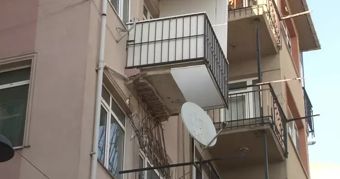 Kadıköy de akıllara durgunluk veren olay! 4 katlı binanın balkonu çöktü: Betonlar ortalığa saçıldı