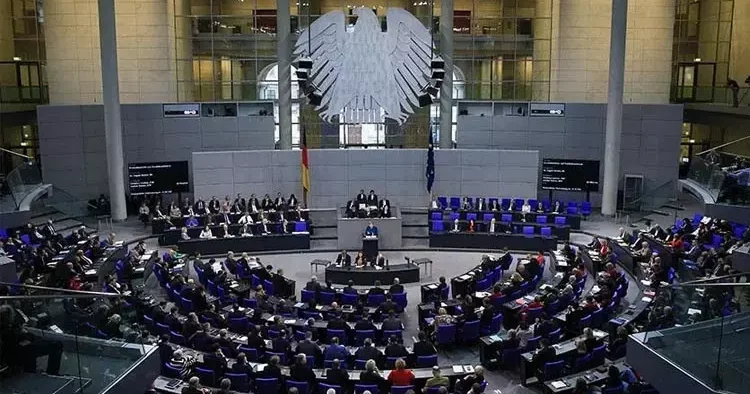 İsrail i protesto etti: Alman meclisinden zorla çıkarıldı