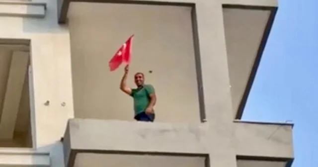 Malatya da hasarlı bina yıkımında iş makinesi operatörünün Türk bayrağı hassasiyeti VİDEO İZLE