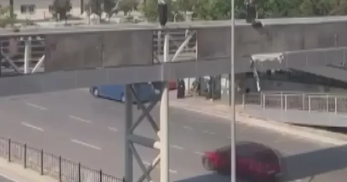 Kartal’da üst geçitten elektrik direğine atladı