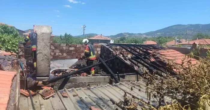 Burhaniye’de odunlukta çıkan yangın eve sıçradı