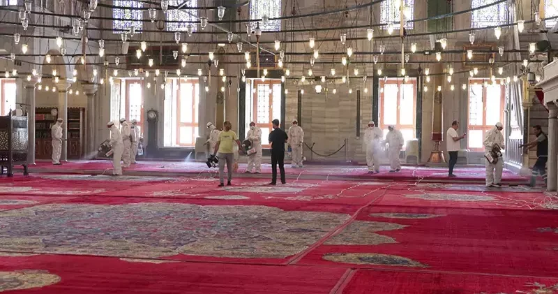 Fatih Camii nde Kurban Bayramı temizliği