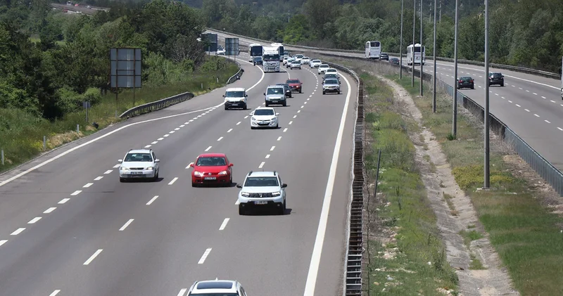 Tatilciler yola çıktı: Bolu geçişinde akıcı yoğunluk