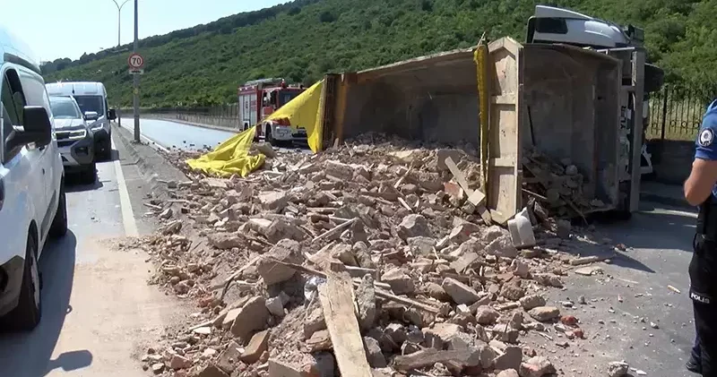 Maltepe’de moloz yüklü hafriyat kamyonu devrildi, yol trafiğe kapandı