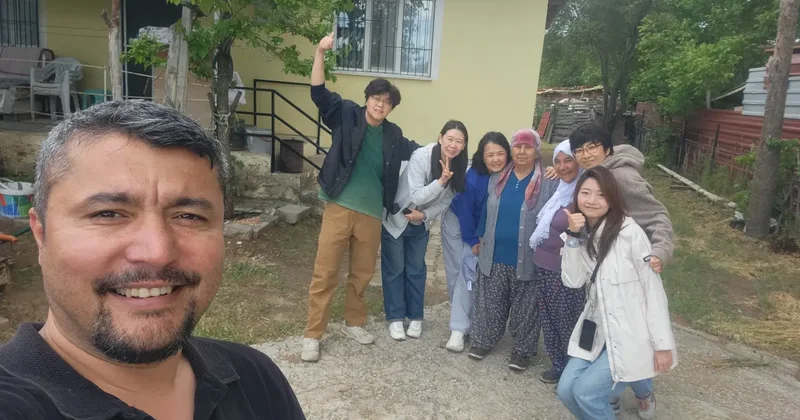 Misafirperverlikte sınır yok: Kaza yapan Çinli kafileyi, sazla sözle evinde ağırladı