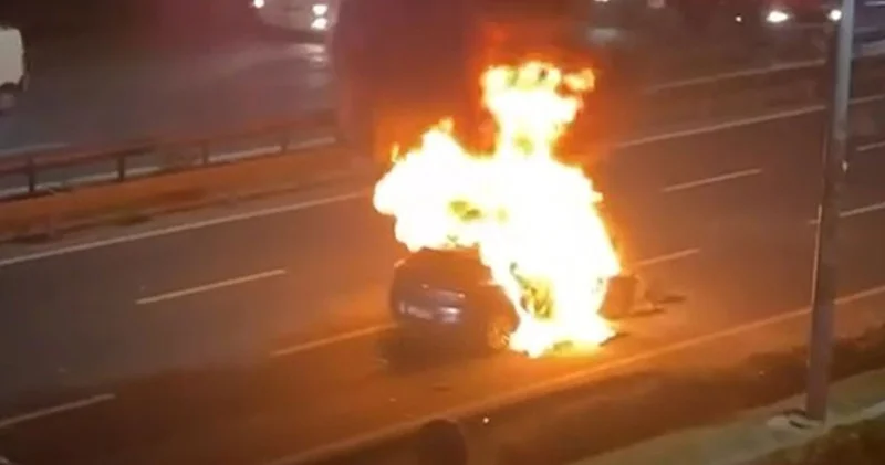 Kağıthane’de kaza! Bariyere çarpan otomobil alev topuna döndü