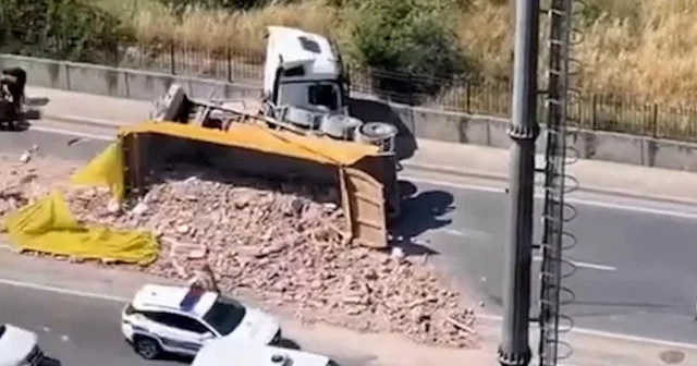 Maltepe de hafriyat kamyonunun damperi devrildi VİDEO İZLE
