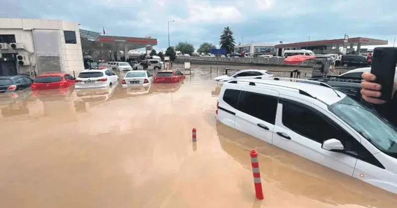 Trabzon’u sel vurdu, suya kapılan bir kişi kayıp