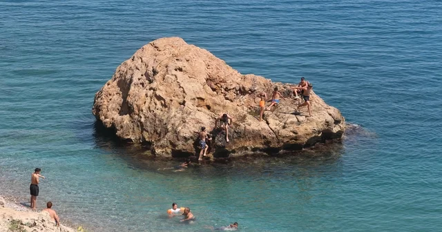 Antalya da sıcaktan bunalanlar, Konyaaltı Sahili ne akın etti Antalya Haberleri