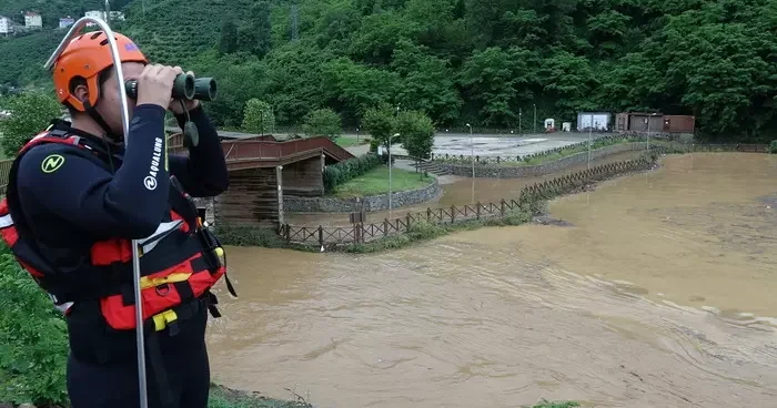 Trabzon daki sel sonrası tablo gün ağarınca ortaya çıktı! Kayıp bir kişi aranıyor