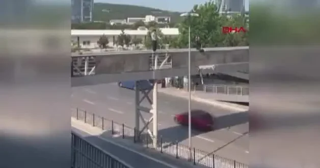 Kartal da yürekleri ağza getiren anlar! Üst geçitten elektrik direğine böyle atladı