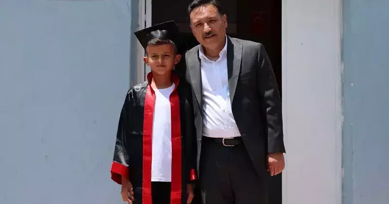 Vali, okulun tek mezununun kep atma törenine katıldı