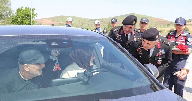 Yozgat ta jandarma ekiplerinden karanfil ve çikolatalı denetim