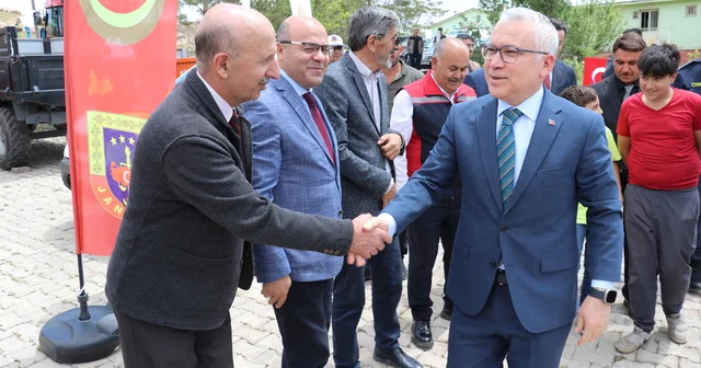 Sivas ta Reflektör tak, bir ışık ol görünür ol projesi kapsamında reflektör dağıtıldı Sivas Haberleri
