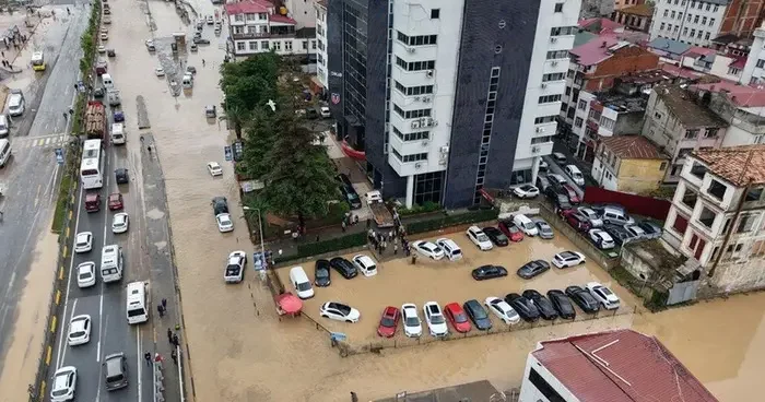 Trabzon da dünkü selde kaybolan Hüseyin Aydın ın eşofmanları bulundu