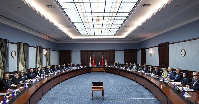 AK Parti MYK toplanıyor: Gündemde yeni anayasa, terörsüz Türkiye süreci ve yerel yönetimler var