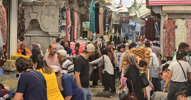 Yıkılıp yeniden yapılacak tarihi Uzun Çarşı da bayram alışverişi Hatay Haberleri