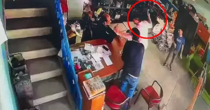 Sanayideki görüntüler kan dondurdu! Çekiçle başına vurup yere yıktı