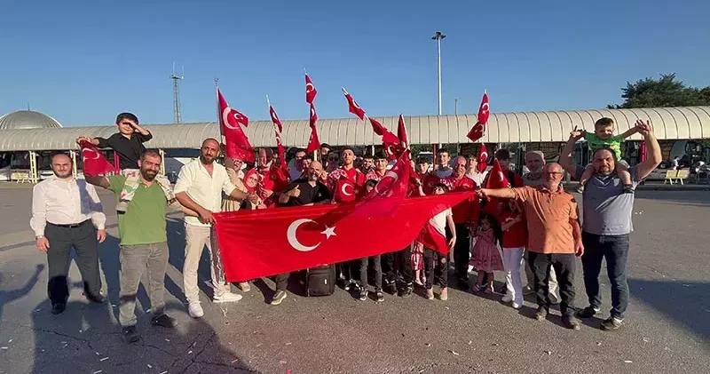 Avrupa Bilek Güreşi Şampiyonası nda dereceye giren sporcular, gül ve meşalelerle karşılandı
