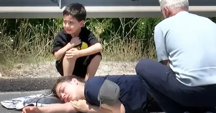 Küçük çocuğun yürek yakan gözyaşları: Yerde yatan annesinin başından bir an olsun ayrılmadı