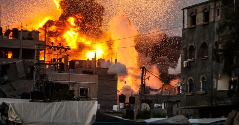 Katil İsrail, Gazze nin batısında yerinden edilenlerin kaldığı kampı bombaladı