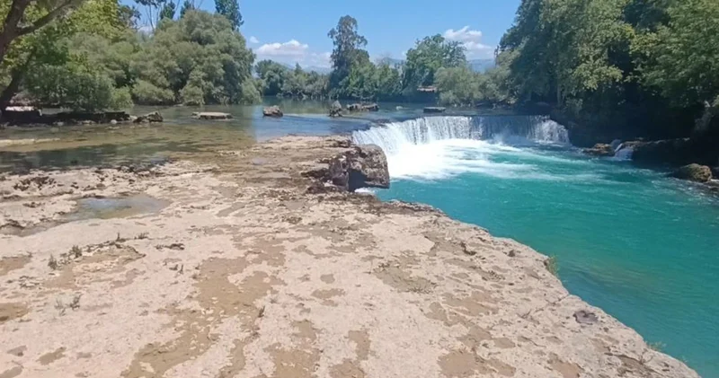 Su seviyesi düştü, kara göründü