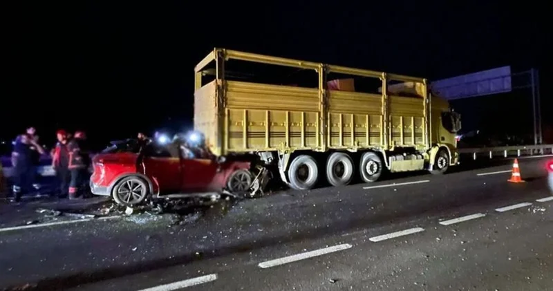Sakarya da SUV tipi araç, kamyona çarptı: 1 ölü Son dakika haberleri