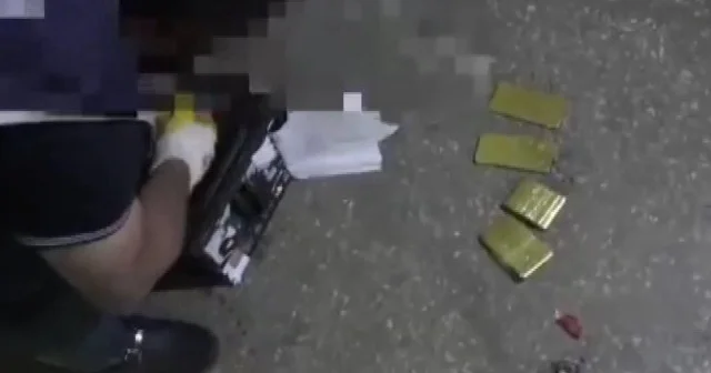 Van da minibüsün aküsüne gizlenmiş piyasa değeri 30 milyon TL olan 7 kilo altın ele geçirildi VİDEO İZLE