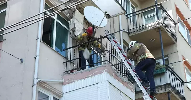 Kadıköy’de 5 katlı binanın 4’üncü katının balkonu çöktü