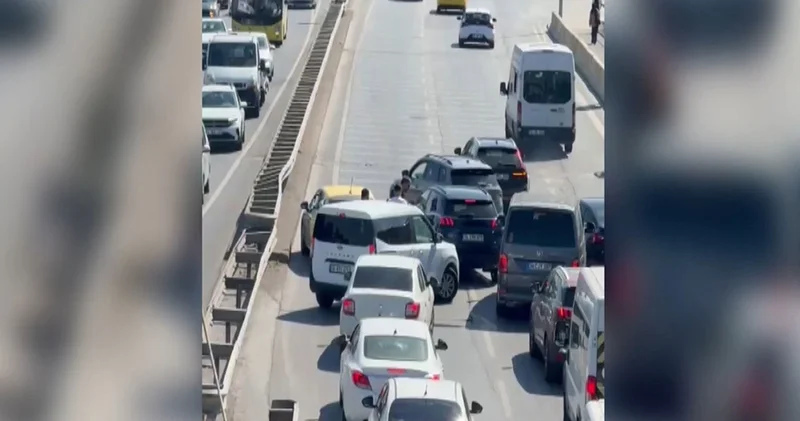 Seyir halindeyken fenalaşan sürücü otomobilinde kilitli kaldı: Vatandaşlar harekete geçti