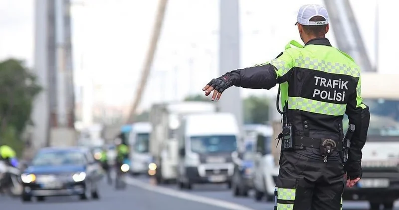 Trafiği tehlikeye düşüren iki sürücüye 53 bin lira ceza