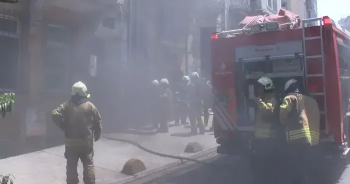 Beyoğlu’nda 7 katlı iş yerinde korkutan yangın