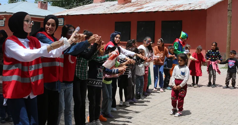 Kızılay gönüllüleri çocukları eğlendirdi