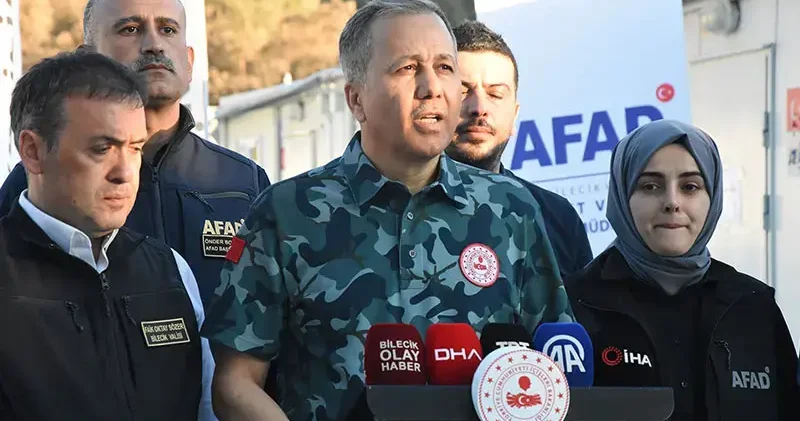 Bakan Yerlikaya, orman yangınlarında yok olan Köprücek ve Kaşıkçı köyünde