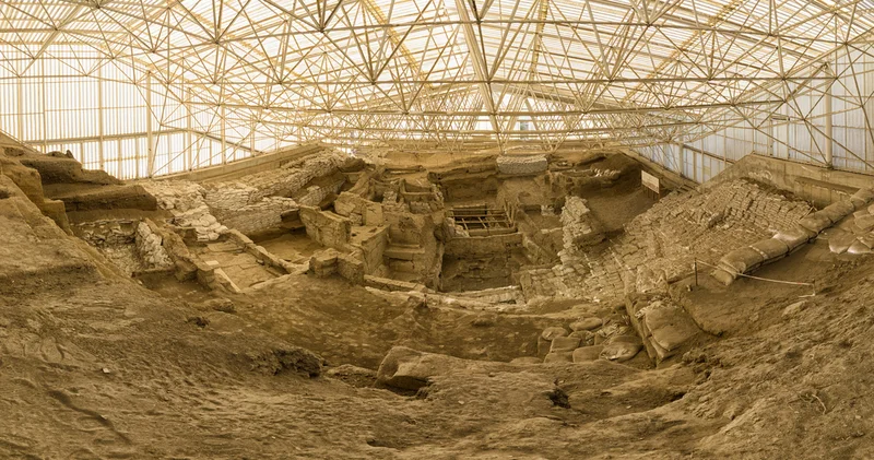 Gökyüzüne açılan evler: Çatalhöyük’te evler neden çatıdan girilerek kullanılıyordu?