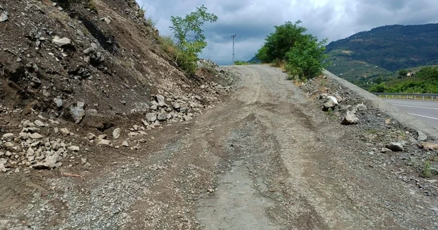 Samsun un Ayvacık ilçesinde sağanak nedeniyle toprak kayması oluştu Samsun Haberleri