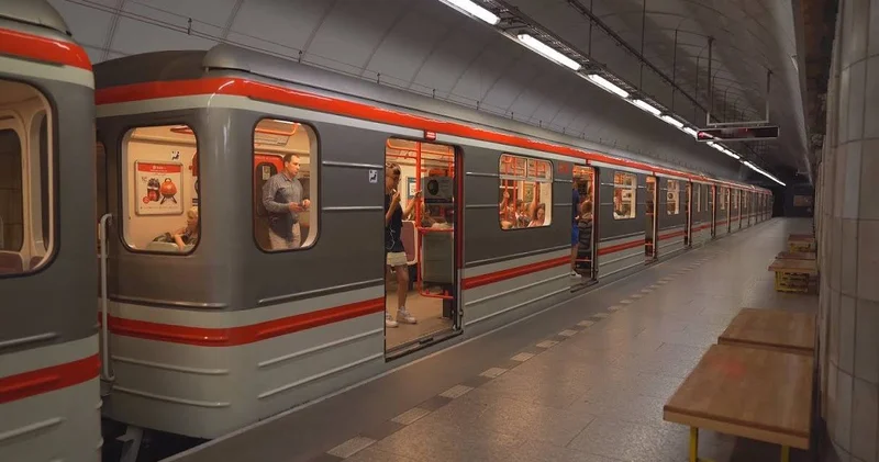 Elektrik kesintisi nedeniyle metro ve tren seferleri durdu