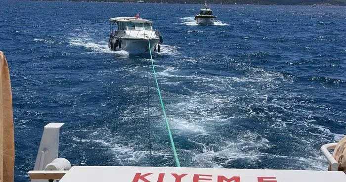 Fethiye’de arızalanan ve sürüklenen tekne kurtarıldı