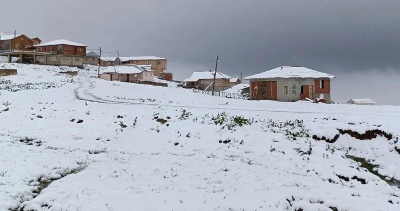 Yazın ortasında kar sürprizi! Gece başlayan kar yağışı, yolları kapattı