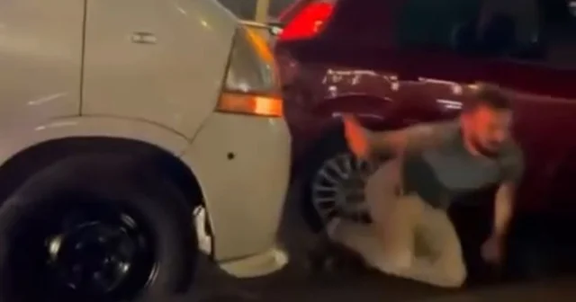 Ağabeyini darbeden 3 kişiye otomobille çarptı; o anlar kamerada Bursa Haberleri