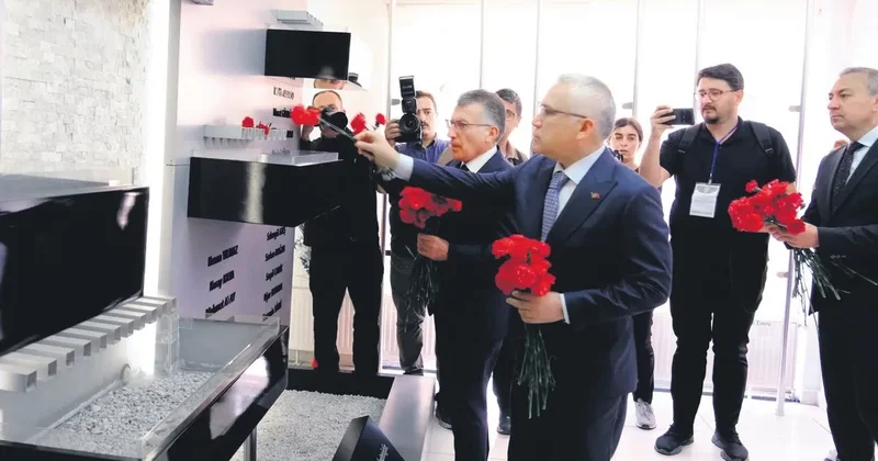 Madımak’ta ölenler karanfillerle anıldı