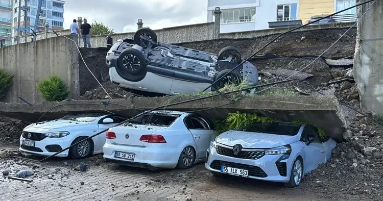 Samsun da şiddetli yağmur sonrası istinat duvarı yıkıldı! 4 araç hurdaya döndü