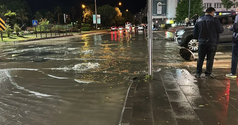 Ordu yu sağanak vurdu! Vatandaşlara uyarı: Mecbur kalmadıkça dışarı çıkmayın